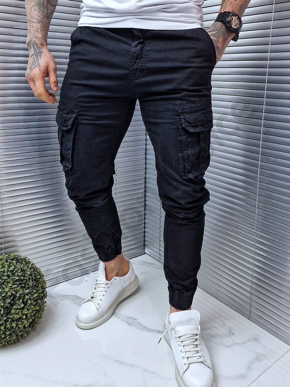 Pantalon jogger cu buzunare cargo in parti-negru cod 609