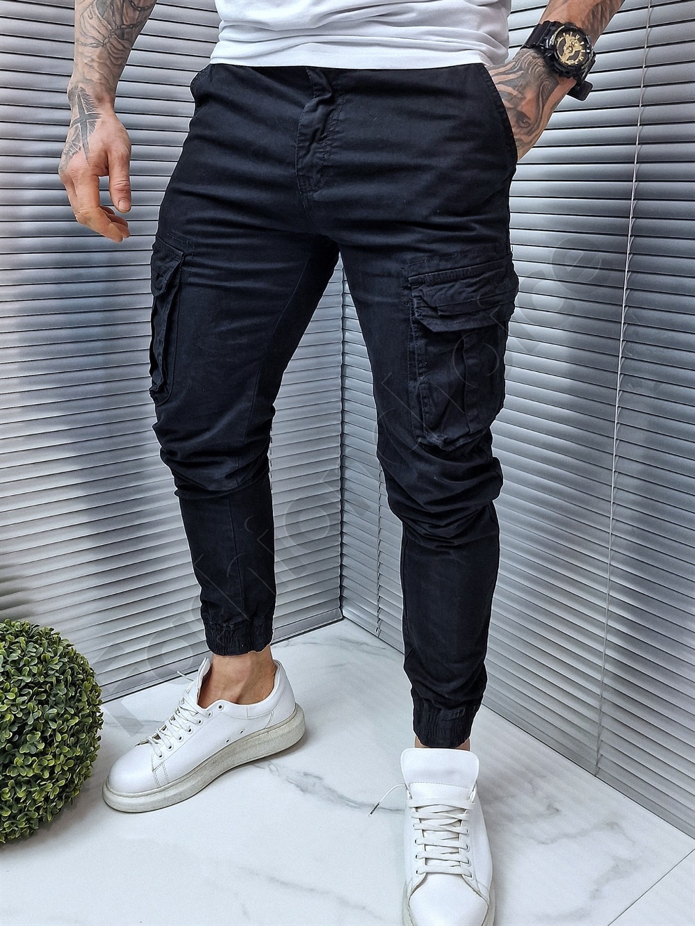 Pantalon jogger cu buzunare cargo in parti-negru cod 609