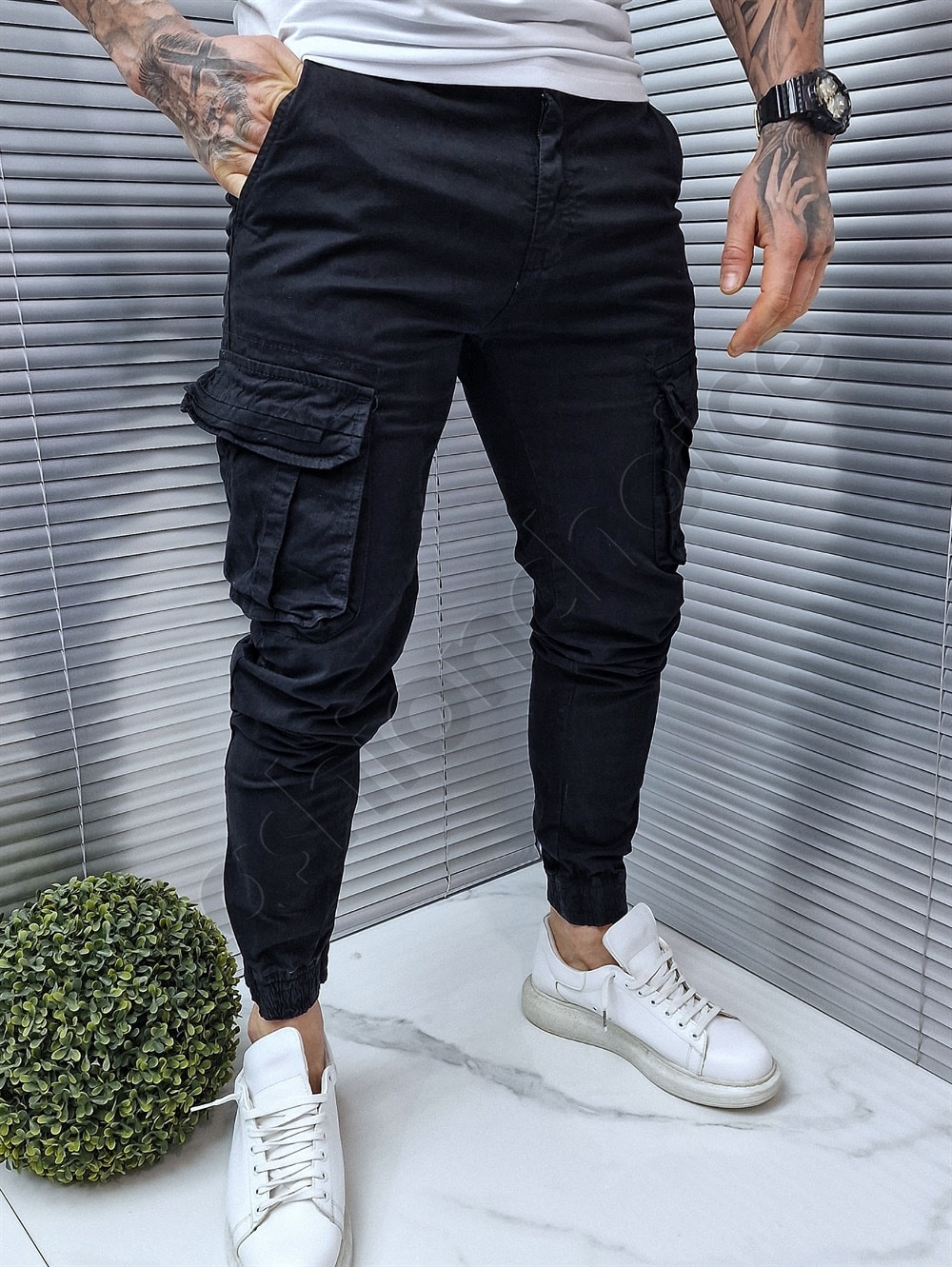 Pantalon jogger cu buzunare cargo in parti-negru cod 609