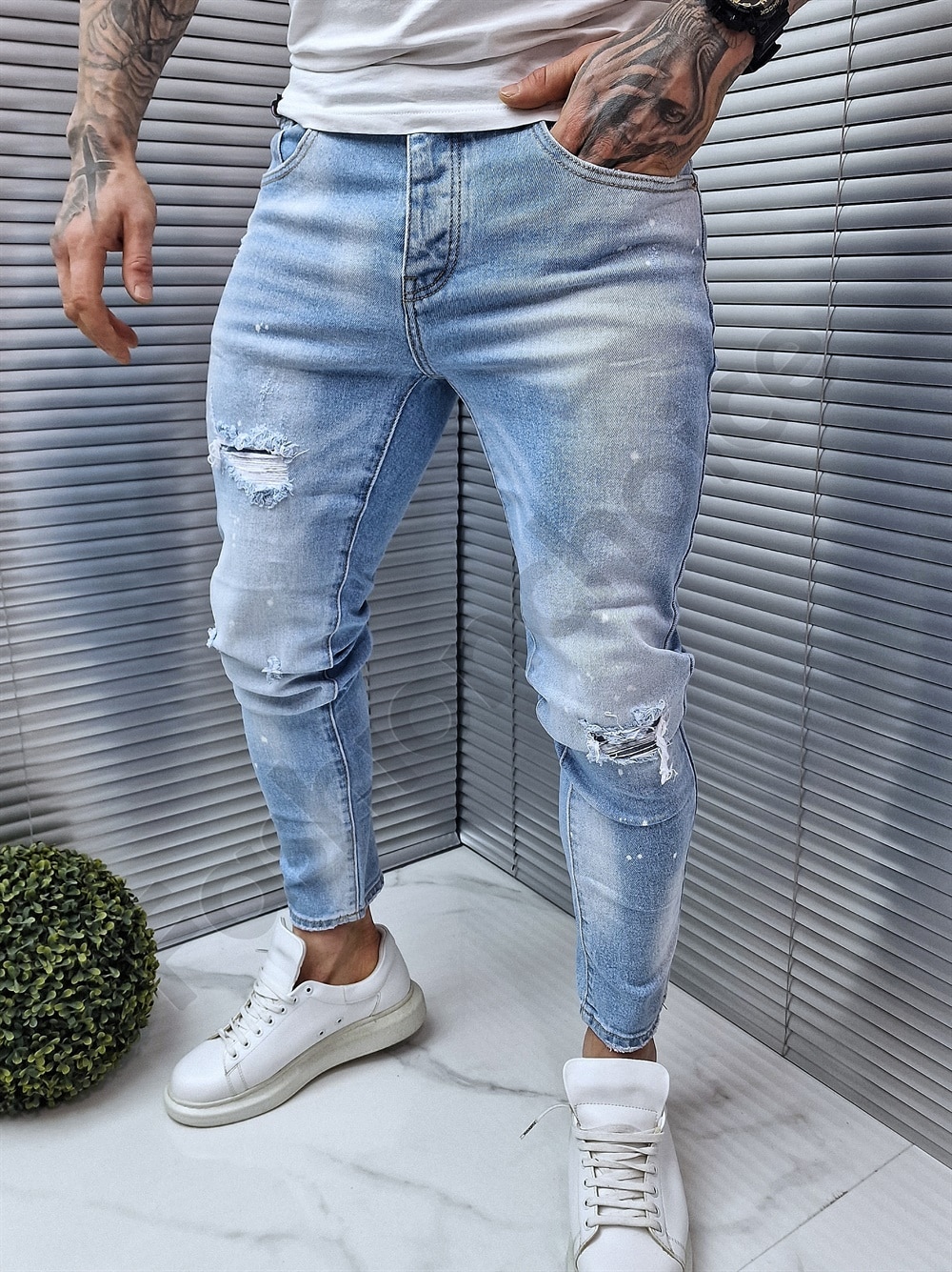 Blugi pentru barbati cu patch-uri si efect stropit-albastru deschis cod 7936