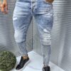Blugi barbati cu stropi multicolor si efect prespalat-albastru deschis cod 7083