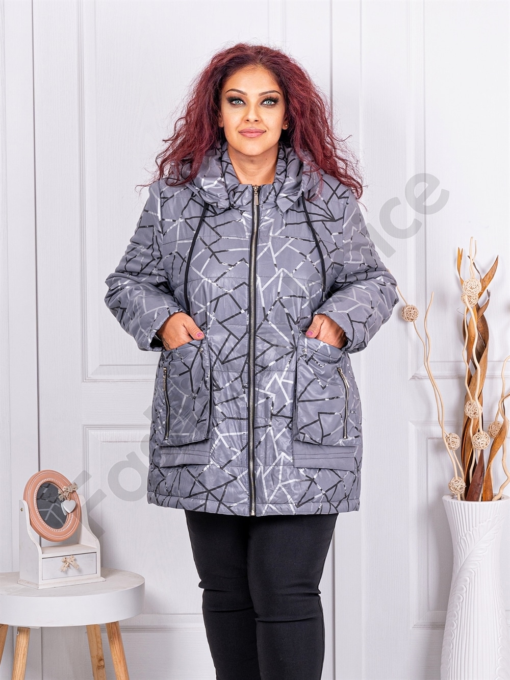 Geaca maxi groasa cu figuri argintii-gri cod 62184-1