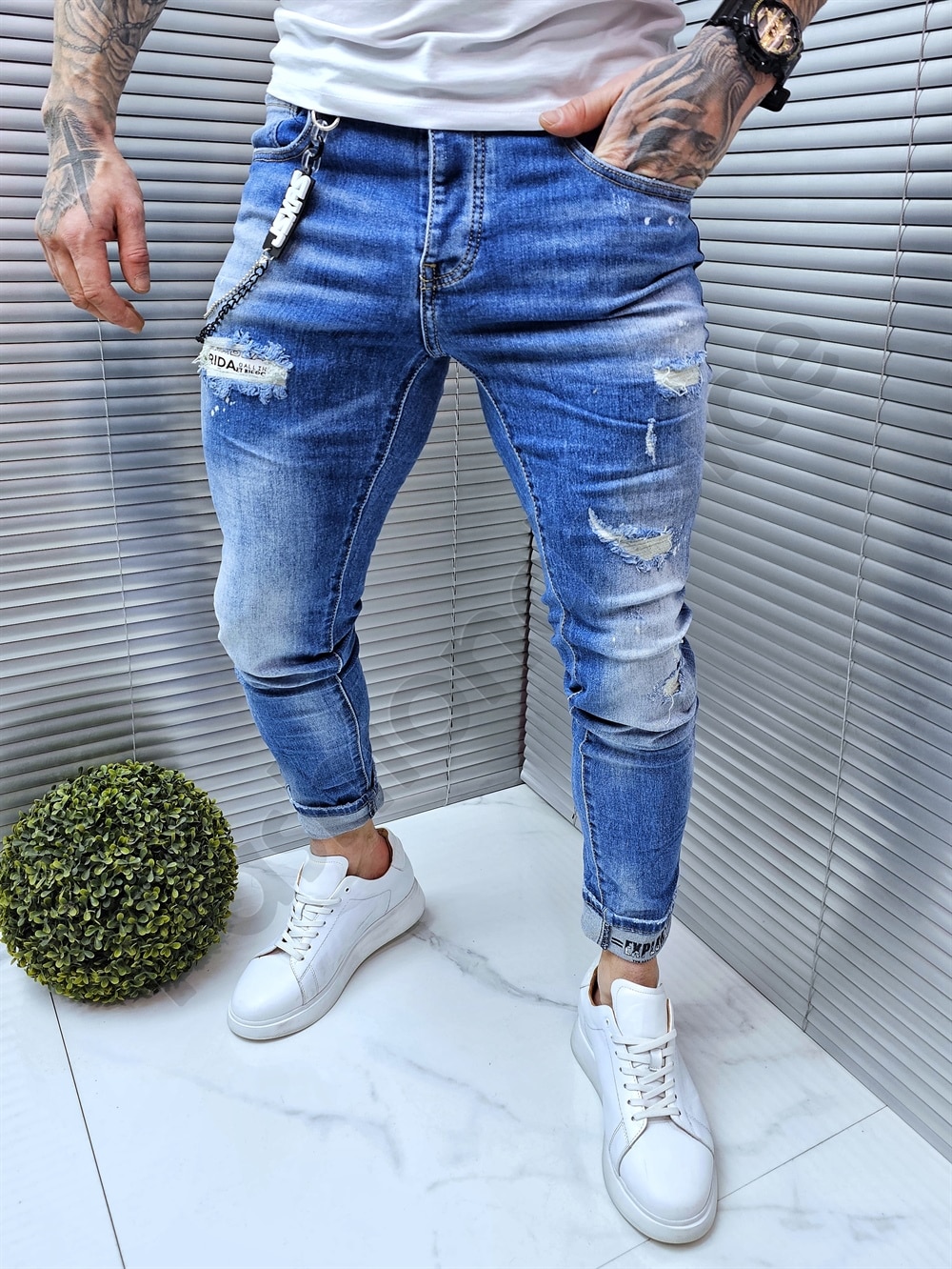 Blugi barbati cu patch-uri si inscriptie-albastru cod 7325