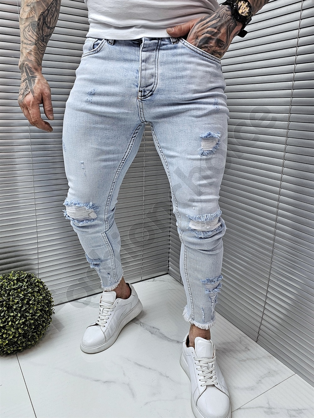 Blugi barbati cu patch-uri si efect rupt-albastru deschis cod 17800