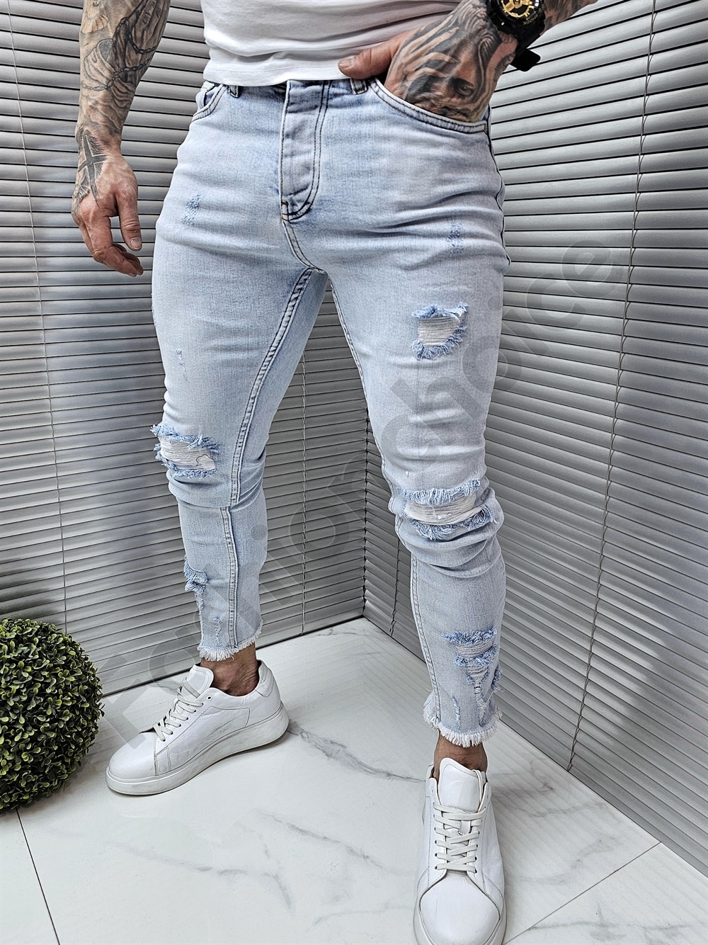 Blugi barbati cu patch-uri si efect rupt-albastru deschis cod 17800