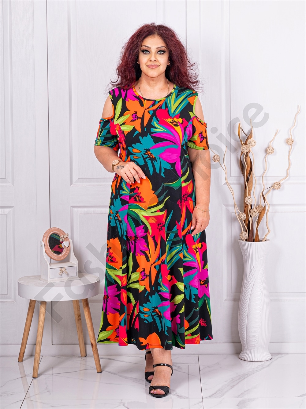 Rochie maxi in clos cu umeri decupati si imprimeu flori multicolor cod 608524-6