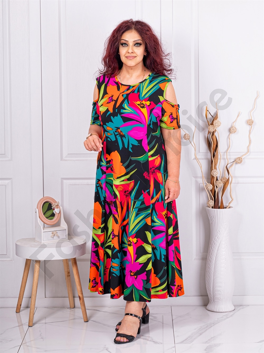 Rochie maxi in clos cu umeri decupati si imprimeu flori multicolor cod 608524-6