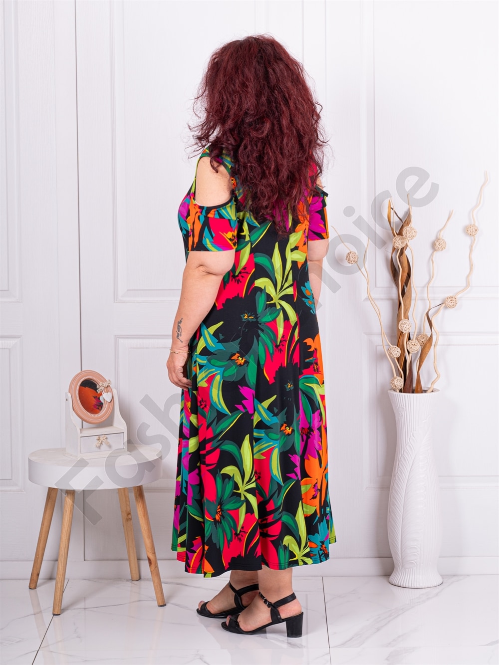 Rochie maxi in clos cu umeri decupati si imprimeu flori multicolor cod 608524-6