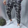Pantalon jogger cu imprimeu camuflaj si buzunare cargo in parti-gri cod 8729