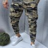 Pantalon jogger cu imprimeu camuflaj si buzunare cargo-camel cod 678