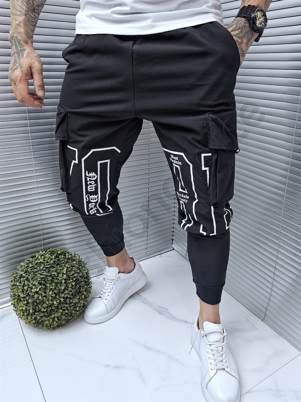 Pantalon sport din fas cu buzunare cargo si inscriptii cod 9080