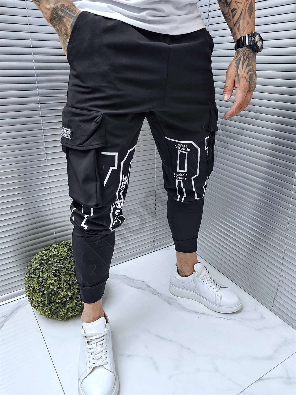 Pantalon sport din fas cu buzunare cargo si inscriptii cod 9080