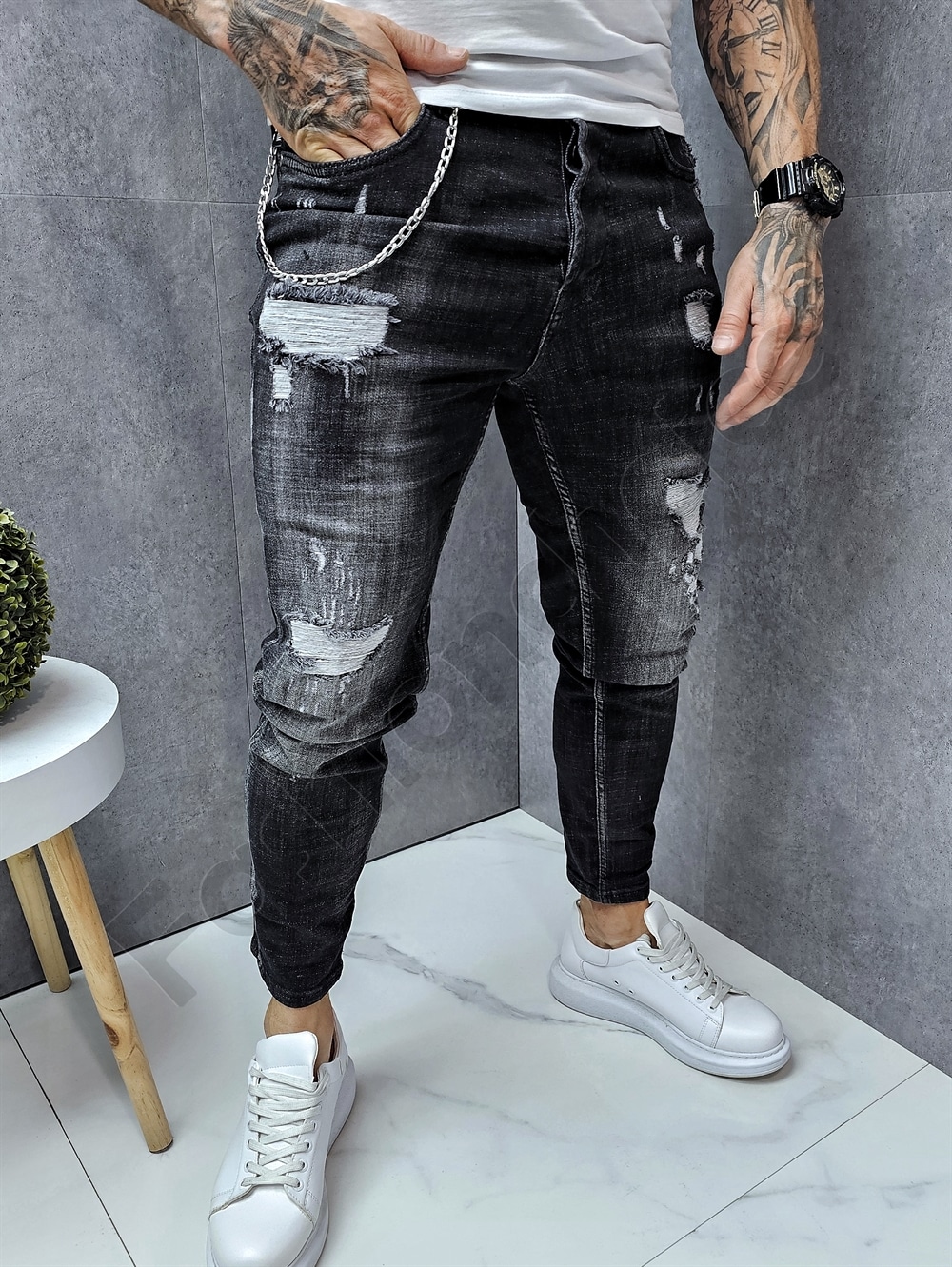 Blugi barbati cu patch-uri si efect rupt-negru cod 6658