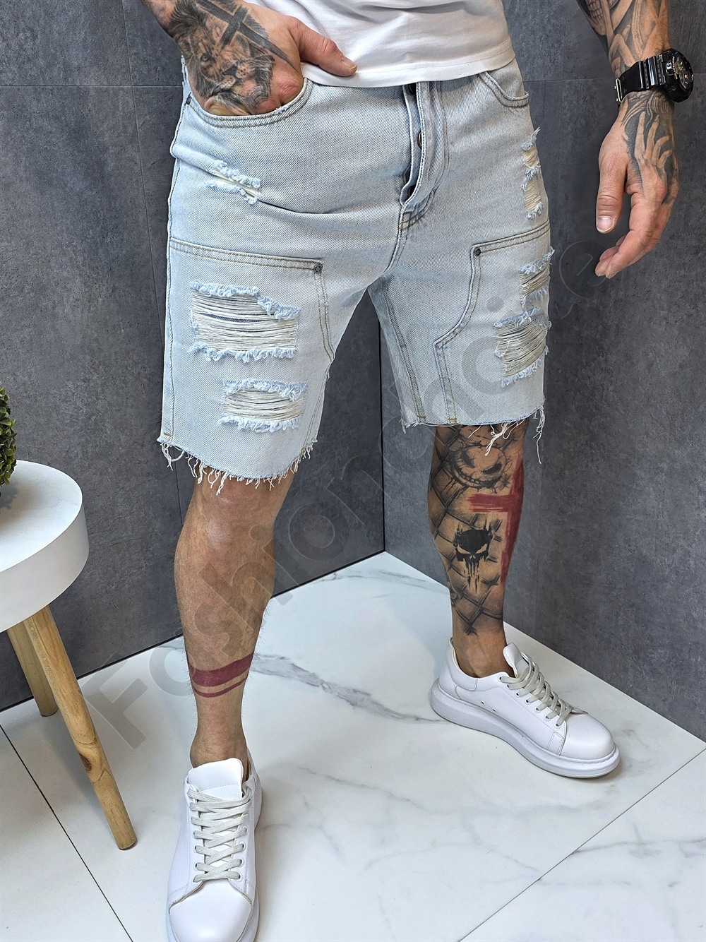 Blugi scurti Baggy pentru barbati cu patch-uri-albastru deschis cod 5541