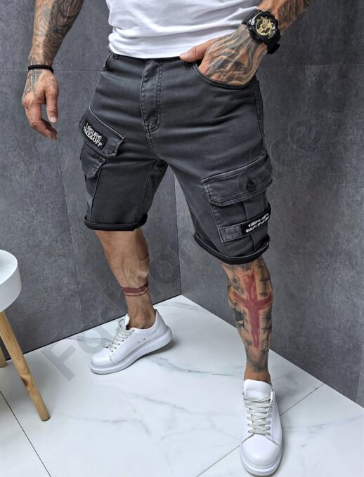 Pantaloni scurti pentru barbati cu buzunare cargo si inscriptii brodate-grafit cod 385-1