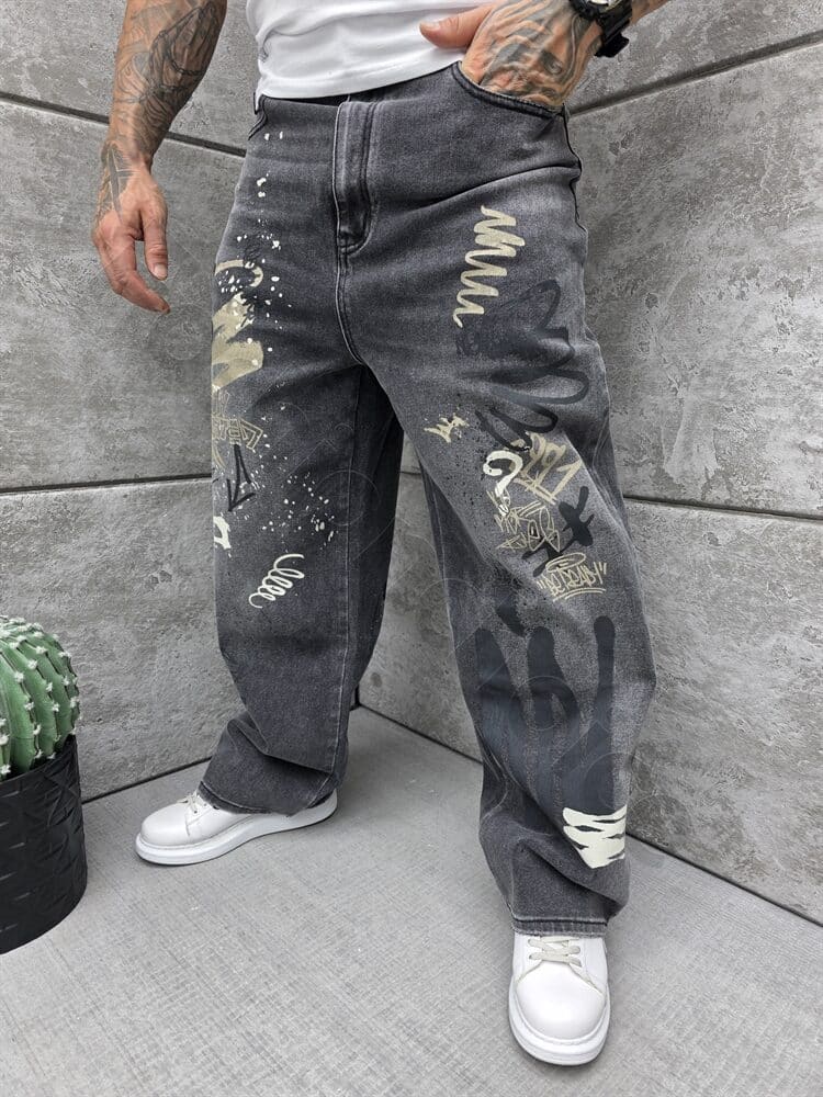 Blugi Baggy style pentru barbati cu inscriptii si efect stropit-grafit cod 5025