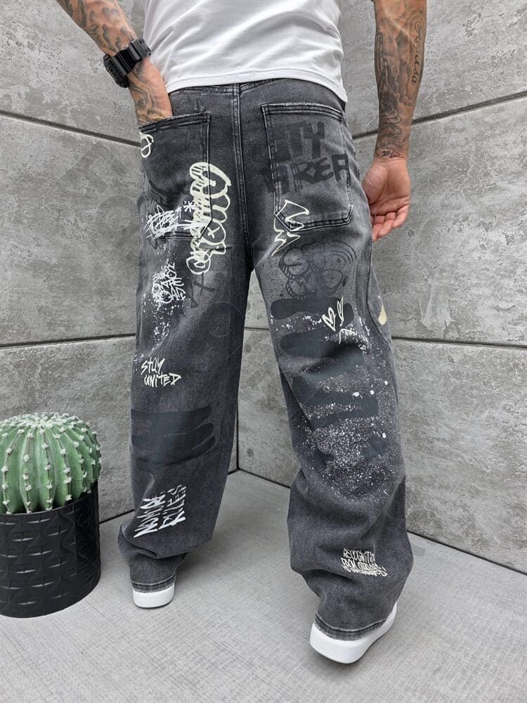 Blugi Baggy style pentru barbati cu inscriptii si efect stropit-grafit cod 5025