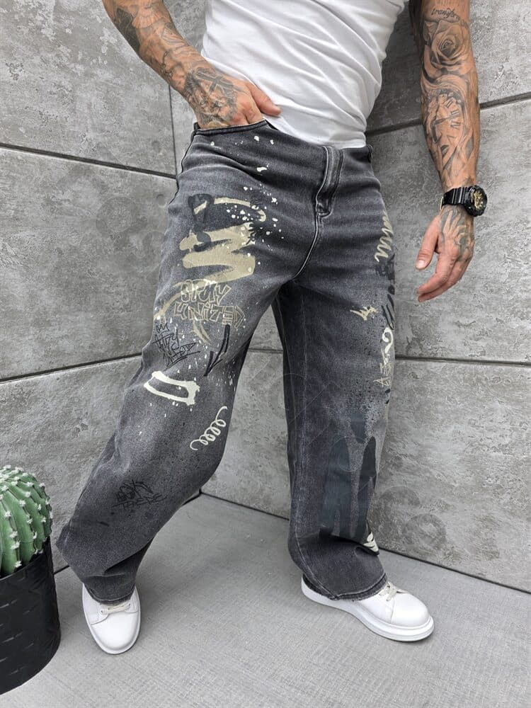 Blugi Baggy style pentru barbati cu inscriptii si efect stropit-grafit cod 5025