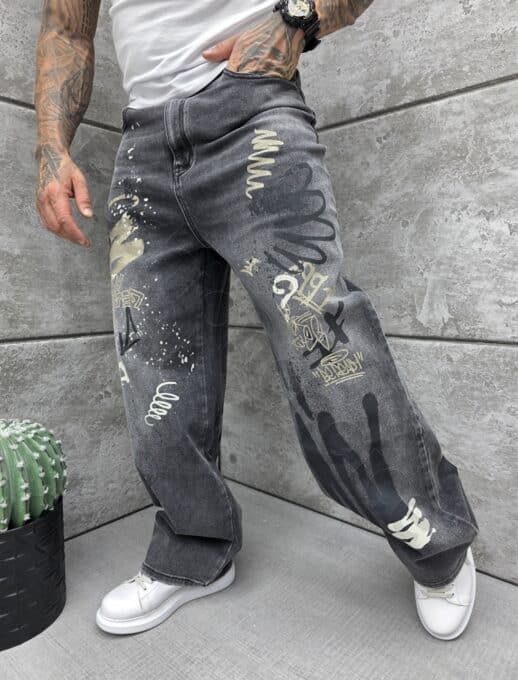 Blugi Baggy style pentru barbati cu inscriptii si efect stropit-grafit cod 5025