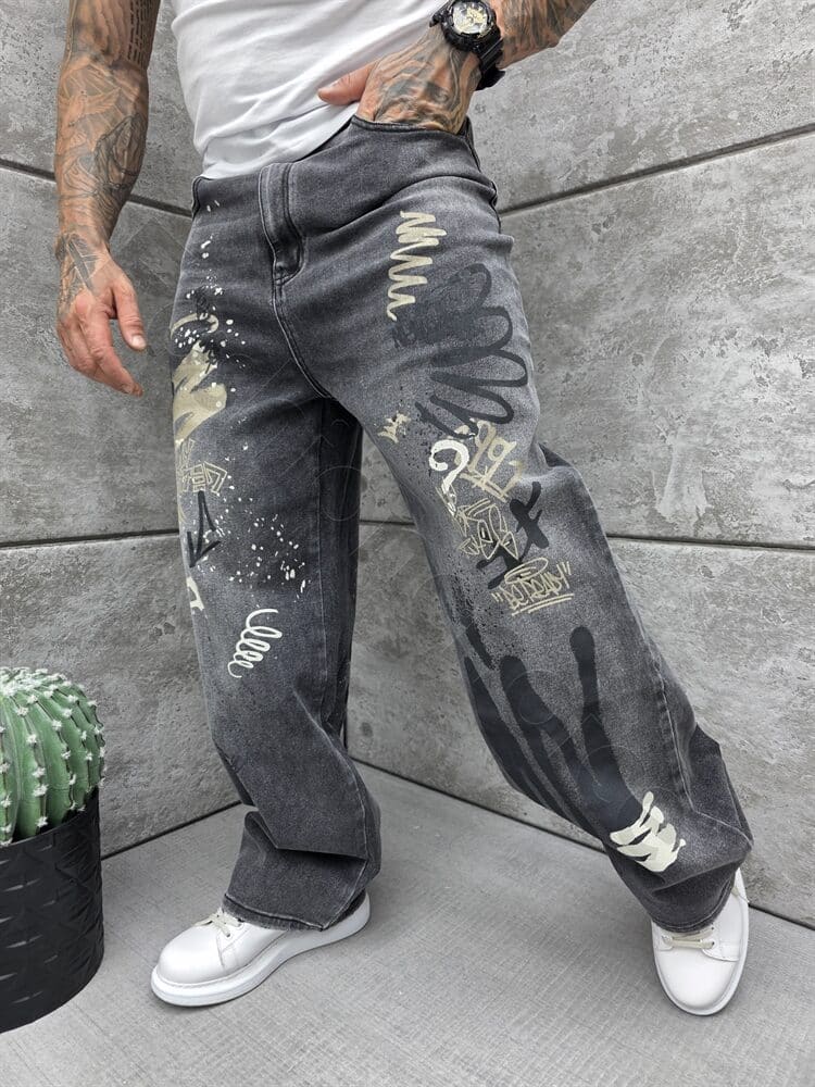 Blugi Baggy style pentru barbati cu inscriptii si efect stropit-grafit cod 5025
