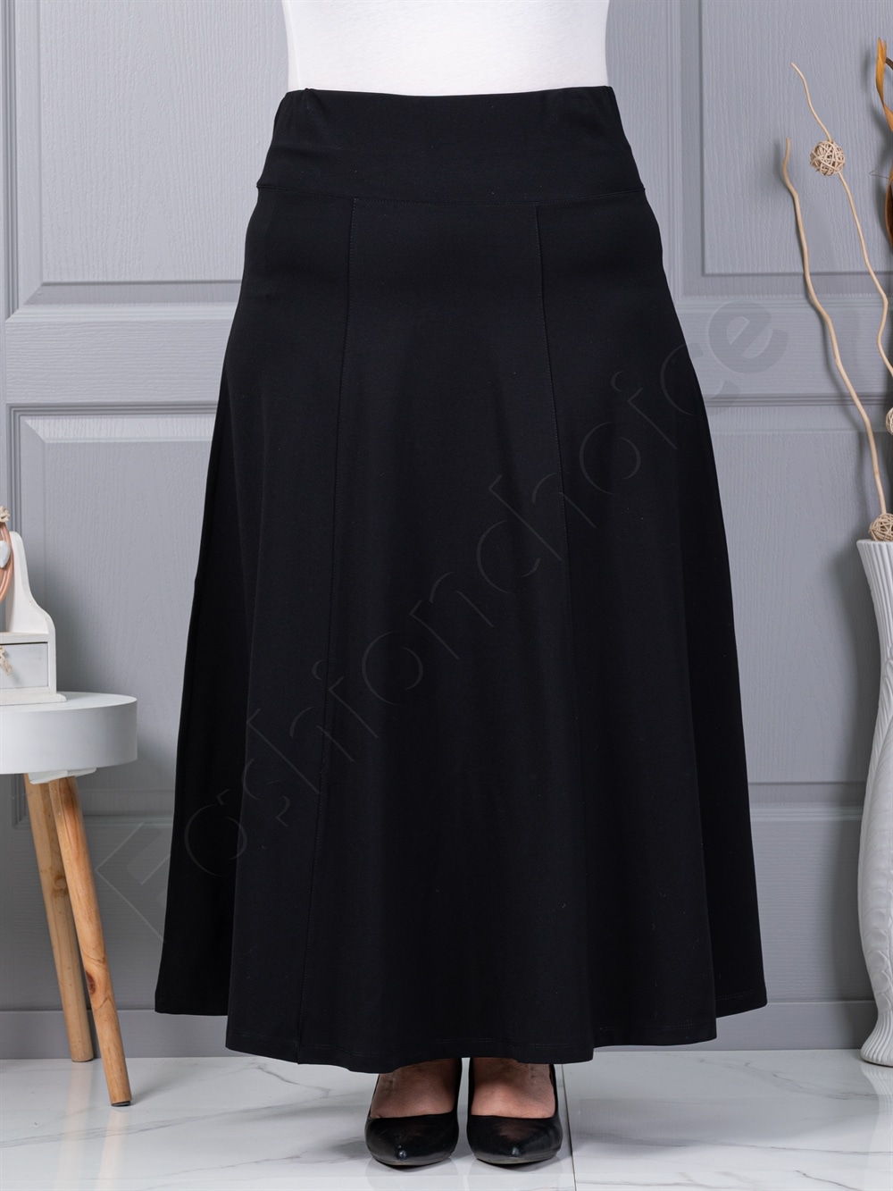 Fusta din material gros in cloș-negru cod 25365