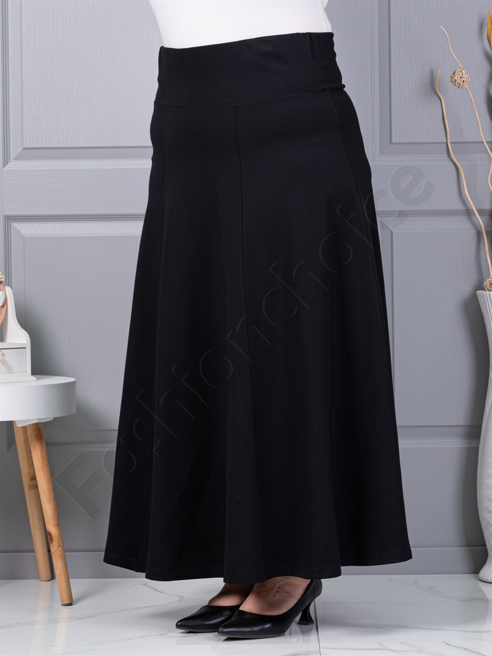 Fusta din material gros in cloș-negru cod 25365