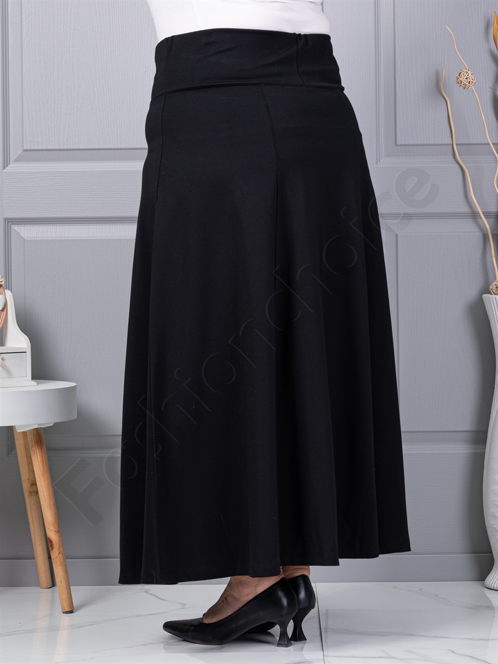 Fusta din material gros in cloș-negru cod 25365