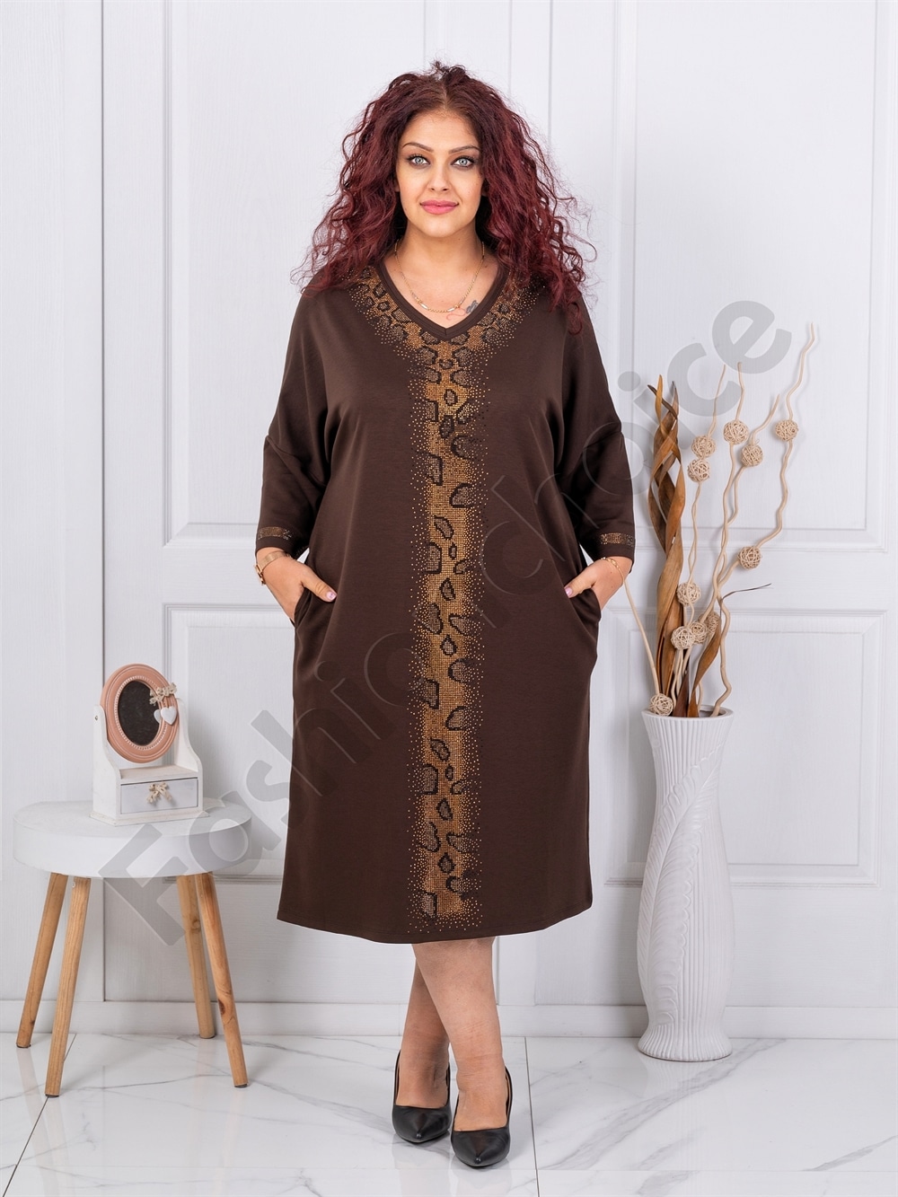 Rochie maxi eleganta cu aplicatie animal si decolteu in forma V-ciocolata cod 2562-1