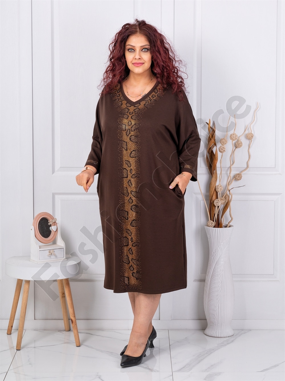 Rochie maxi eleganta cu aplicatie animal si decolteu in forma V-ciocolata cod 2562-1