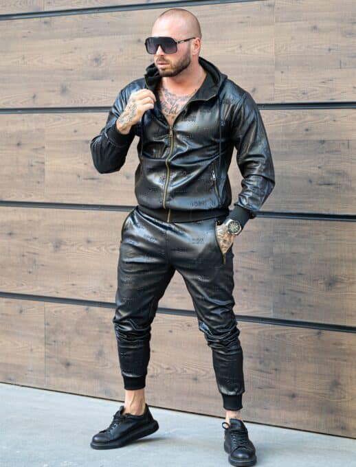 Compleu pentru barbati din material lucios cu inscriptii in relief cod 5182