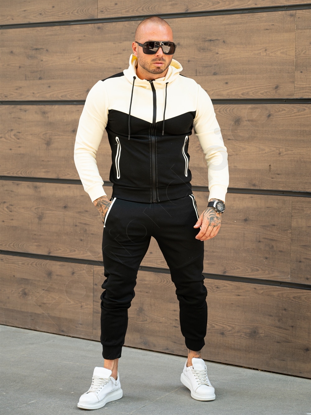 Compleu sport pentru barbati in doua culori cu gluga-negru cod TR-15