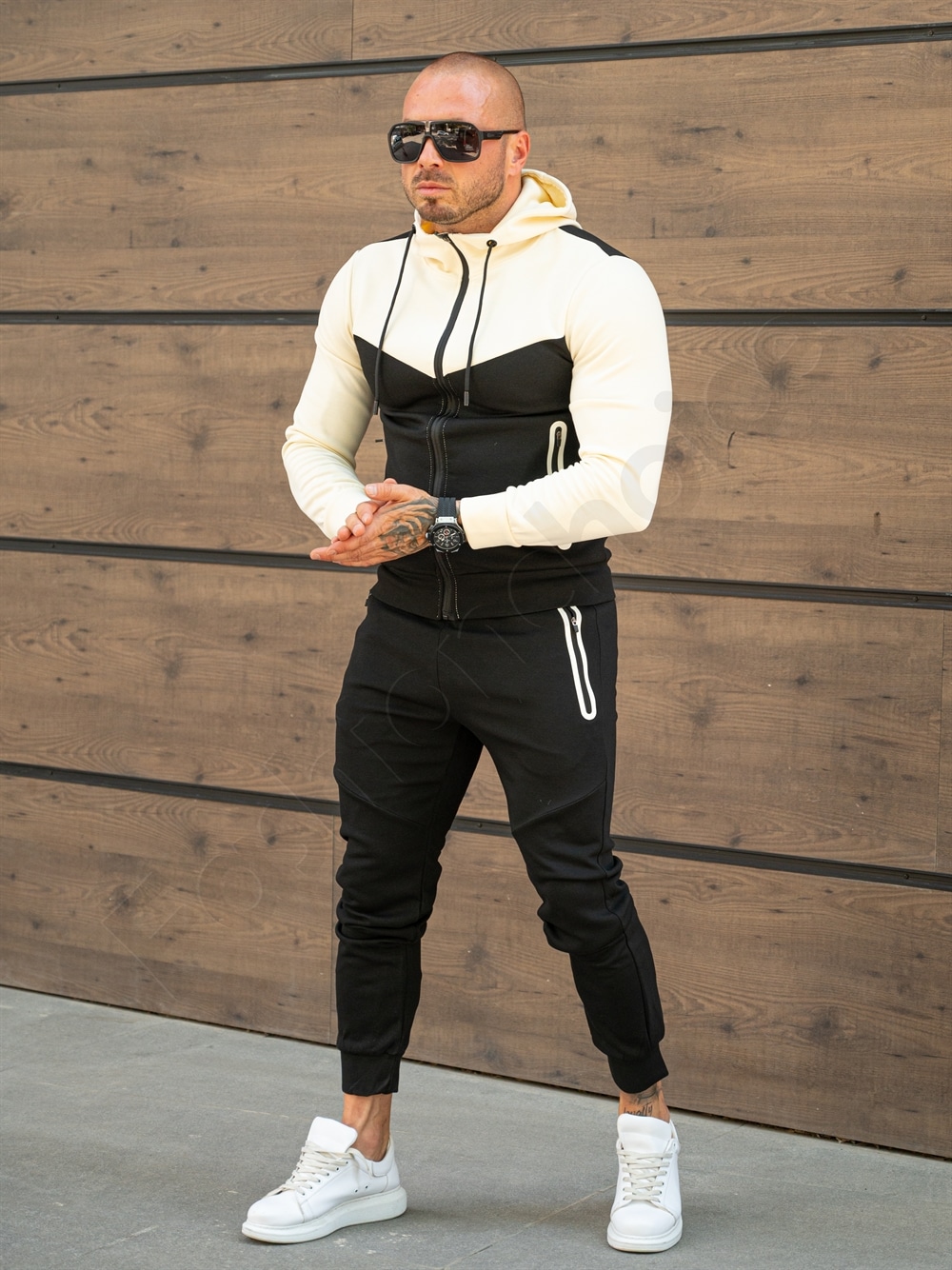 Compleu sport pentru barbati in doua culori cu gluga-negru cod TR-15