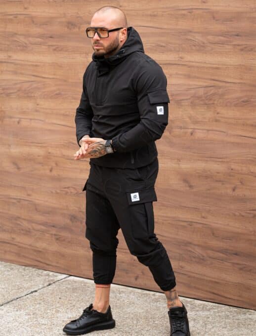Compleu pentru barbati din fas cu hanorac hoodie si buzunare cargo-negru cod 7109