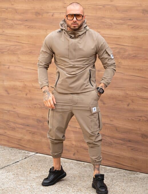 Compleu pentru barbati din fas cu hanorac hoodie si buzunare cargo-moca cod 7109-1