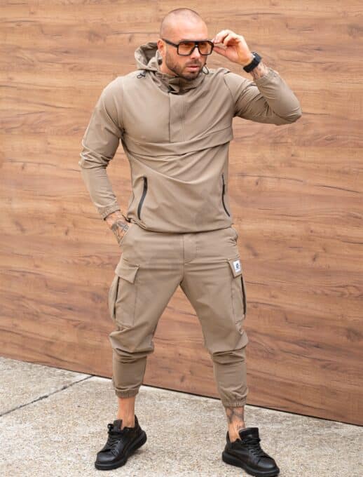 Compleu pentru barbati din fas cu hanorac hoodie si buzunare cargo-moca cod 7109-1