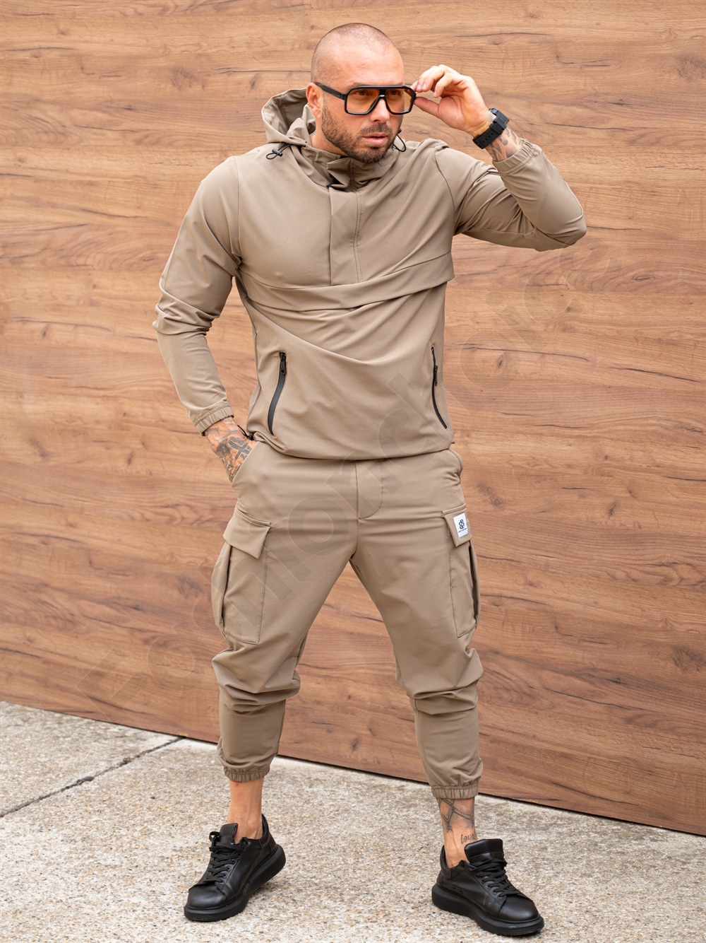 Compleu pentru barbati din fas cu hanorac hoodie si buzunare cargo-moca cod 7109-1