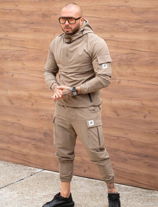 Compleu pentru barbati din fas cu hanorac hoodie si buzunare cargo-moca cod 7109-1
