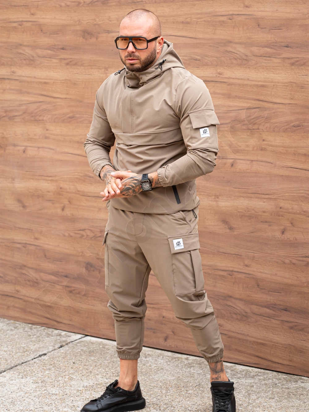 Compleu pentru barbati din fas cu hanorac hoodie si buzunare cargo-moca cod 7109-1