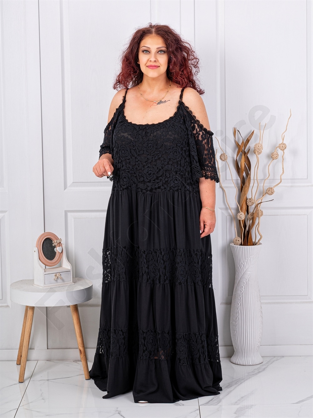 Rochie maxi pentru vara din dantela si umeri decupati-negru cod 1015