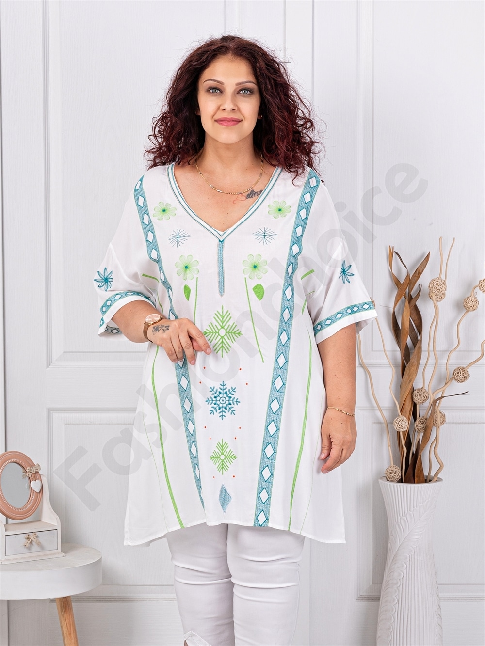 Tunica maxi cu decolteu in forma V si broderie multicolor-menta cod 51316-2