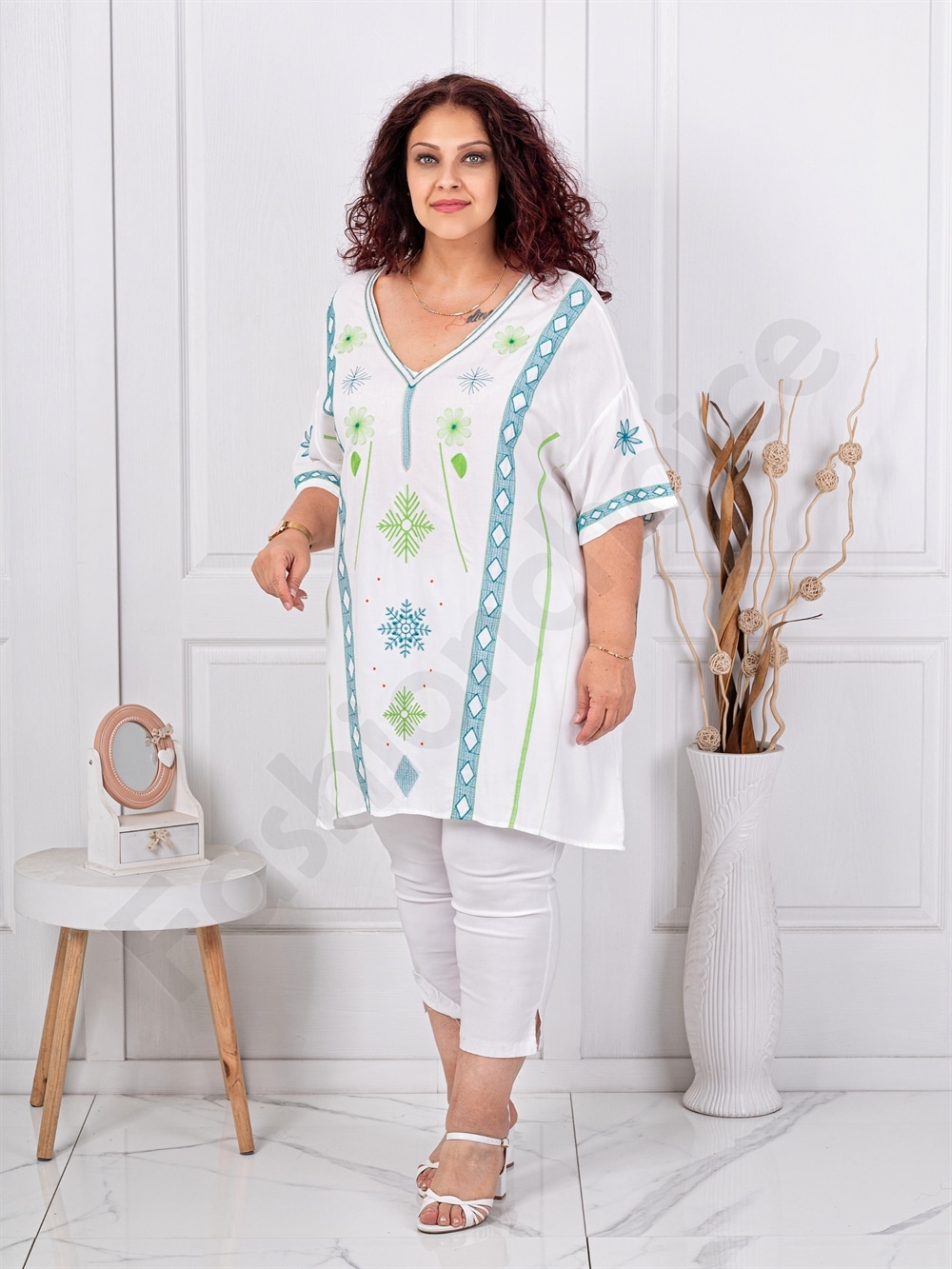 Tunica maxi cu decolteu in forma V si broderie multicolor-menta cod 51316-2