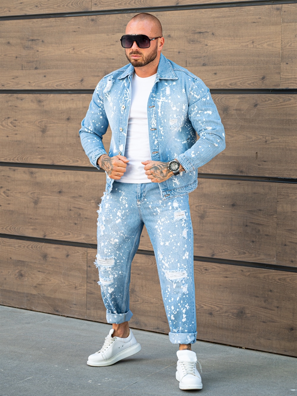 Compleu pentru barbati din denim cu efect rupt si stropit-albastru deschis cod 26005-1