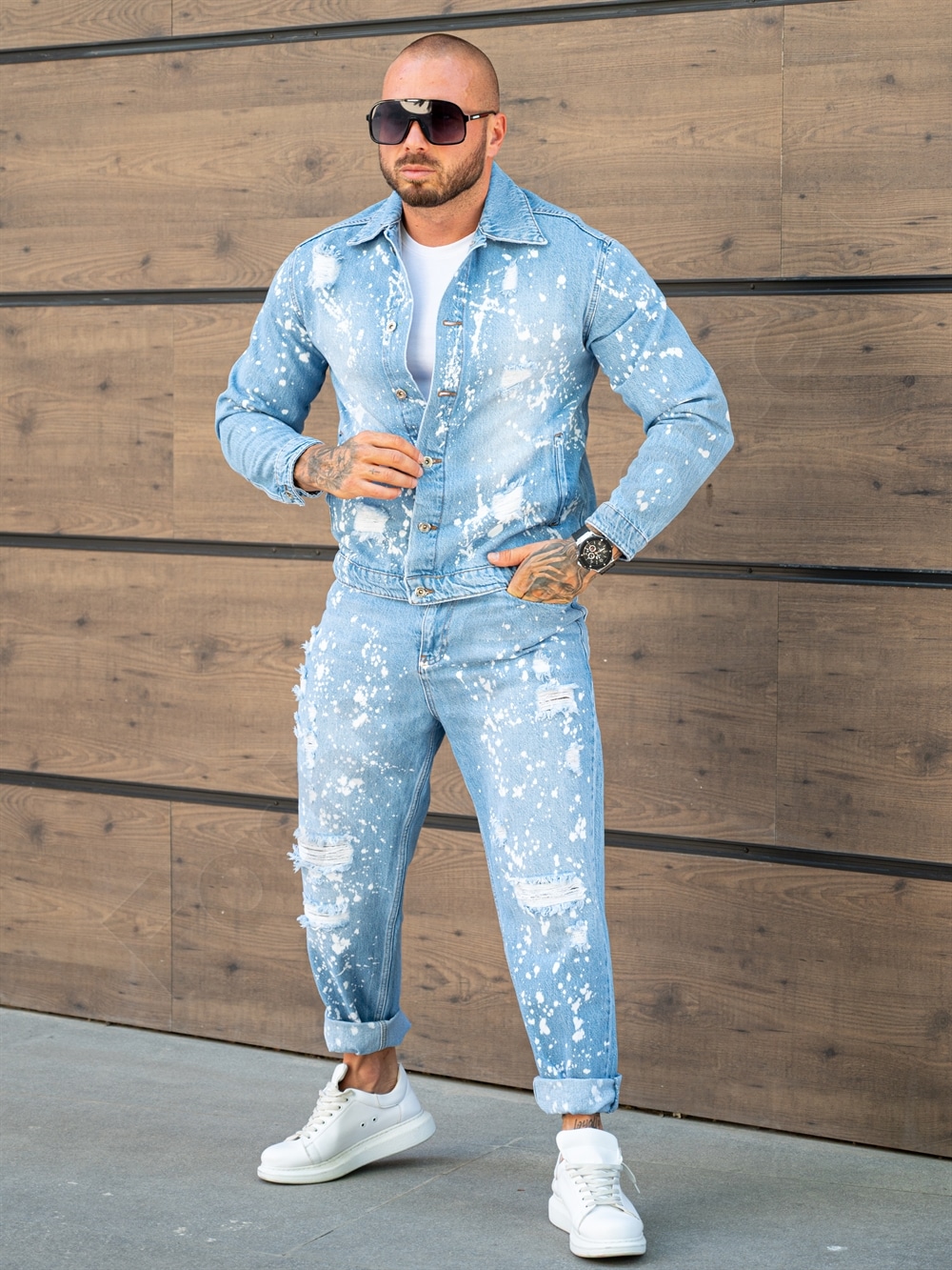 Compleu pentru barbati din denim cu efect rupt si stropit-albastru deschis cod 26005-1