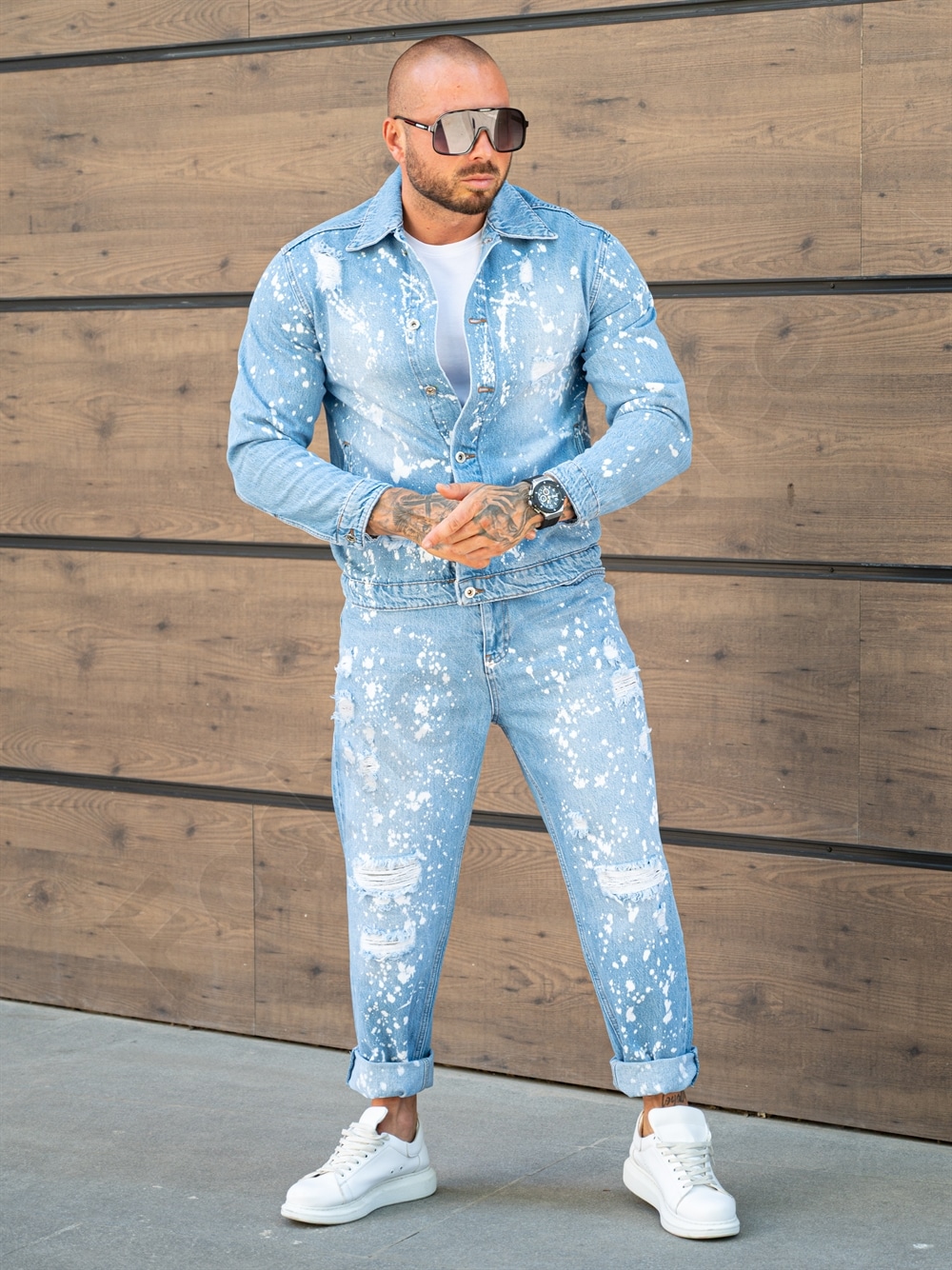 Compleu pentru barbati din denim cu efect rupt si stropit-albastru deschis cod 26005-1