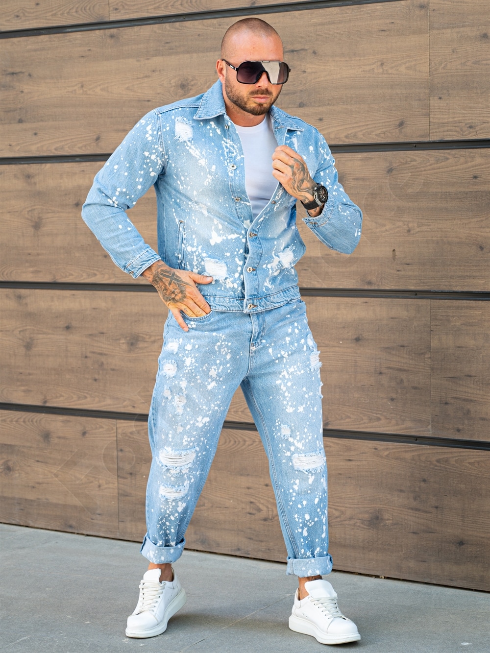 Compleu pentru barbati din denim cu efect rupt si stropit-albastru deschis cod 26005-1