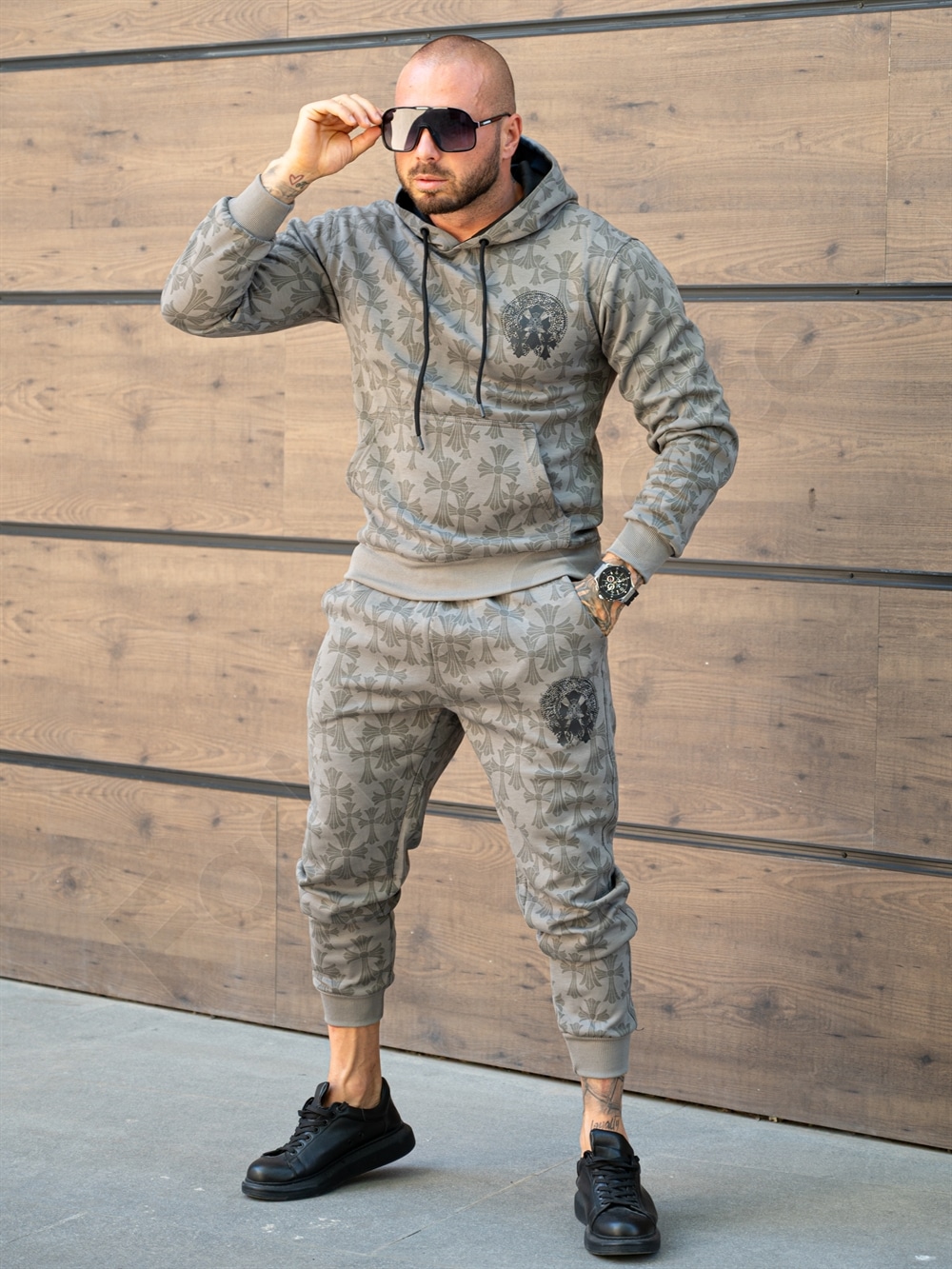 Compleu pentru barbati cu hanorac hoodie si imprimeu Cruce gotica-moca cod 6330-2