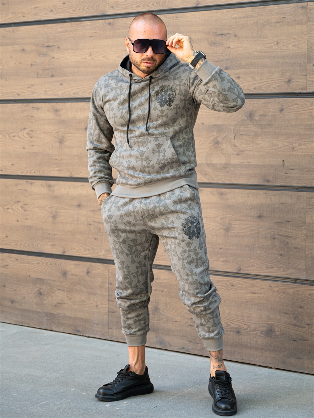 Compleu pentru barbati cu hanorac hoodie si imprimeu Cruce gotica-moca cod 6330-2