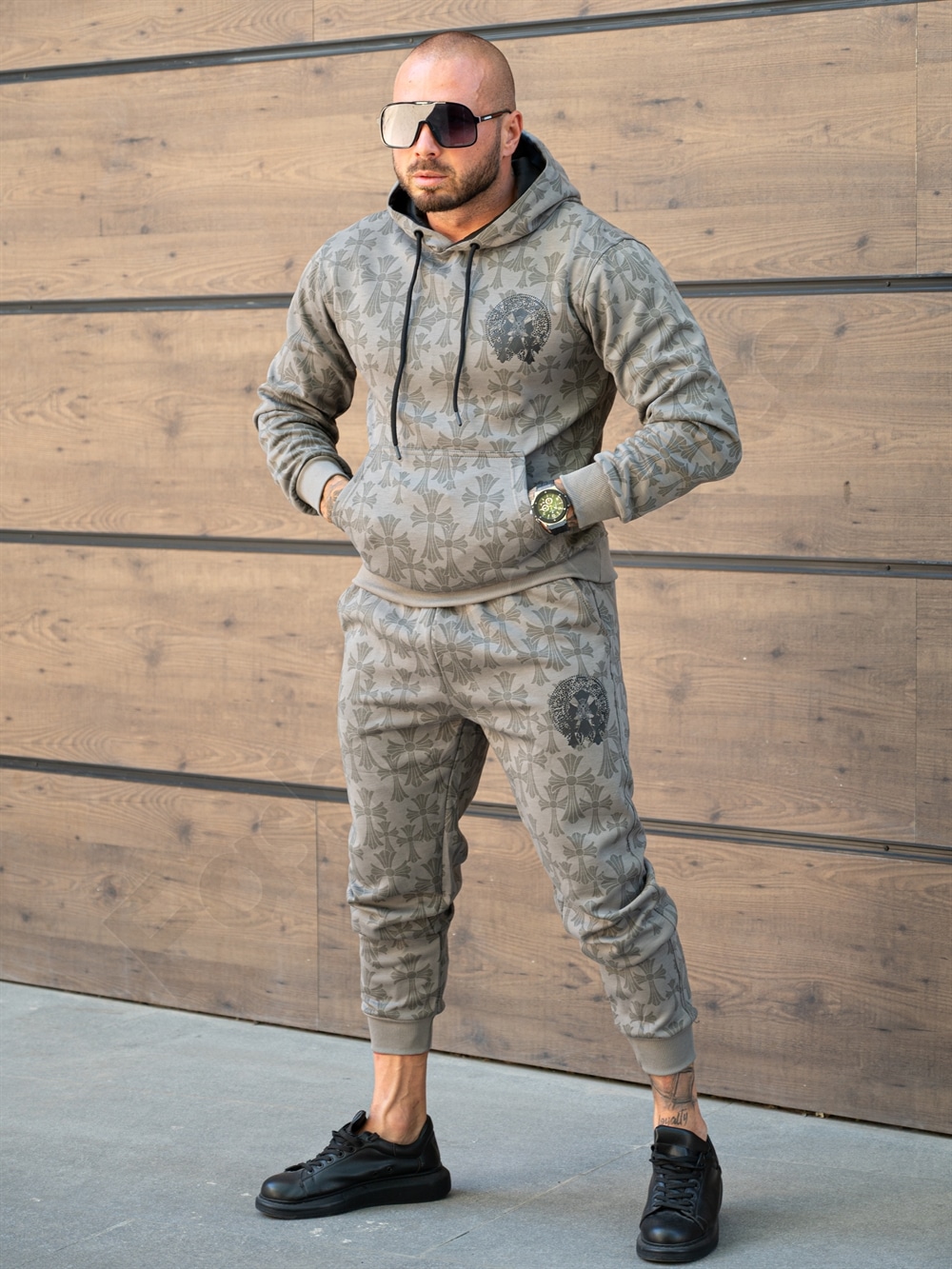 Compleu pentru barbati cu hanorac hoodie si imprimeu Cruce gotica-moca cod 6330-2