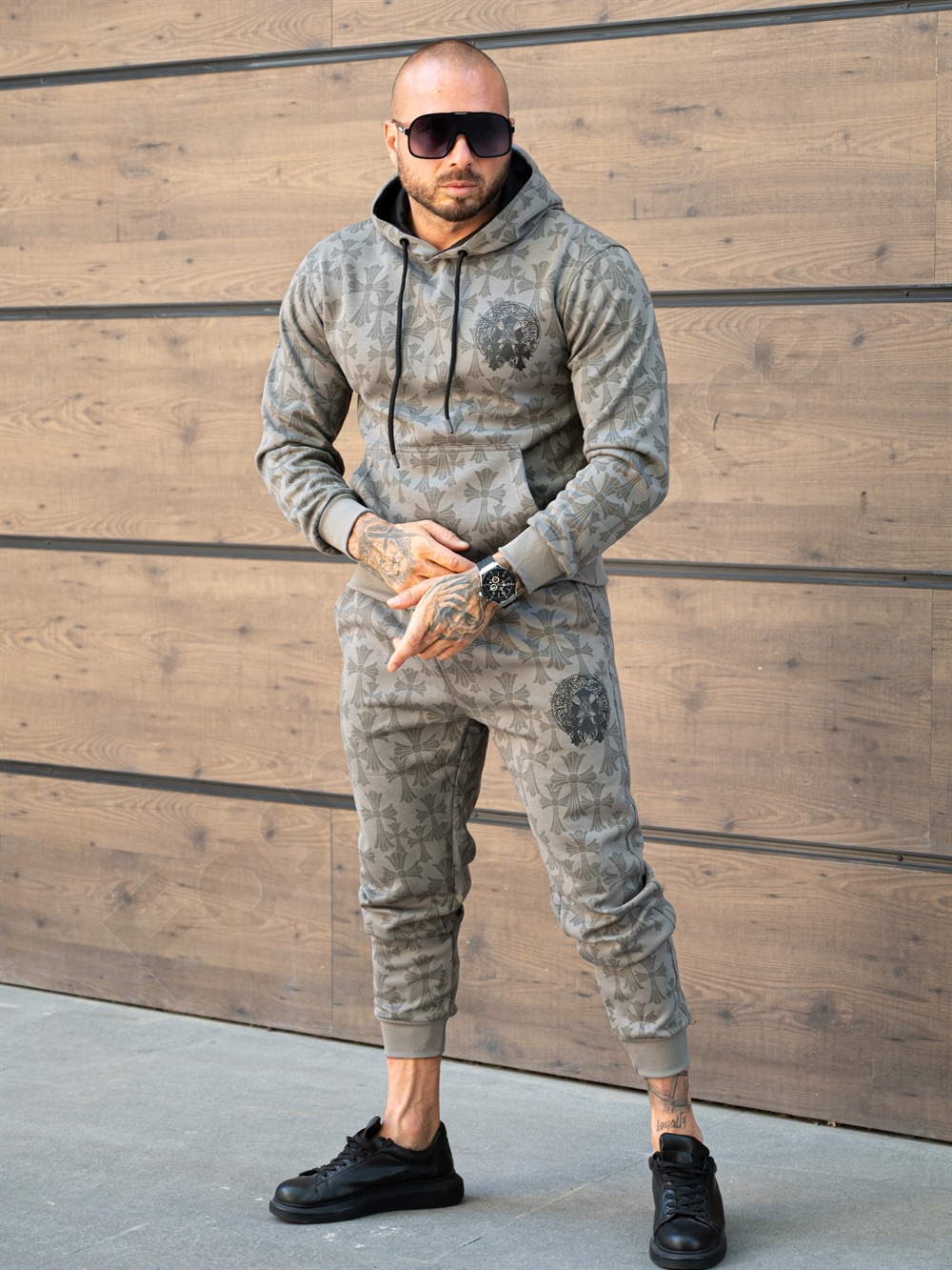 Compleu pentru barbati cu hanorac hoodie si imprimeu Cruce gotica-moca cod 6330-2