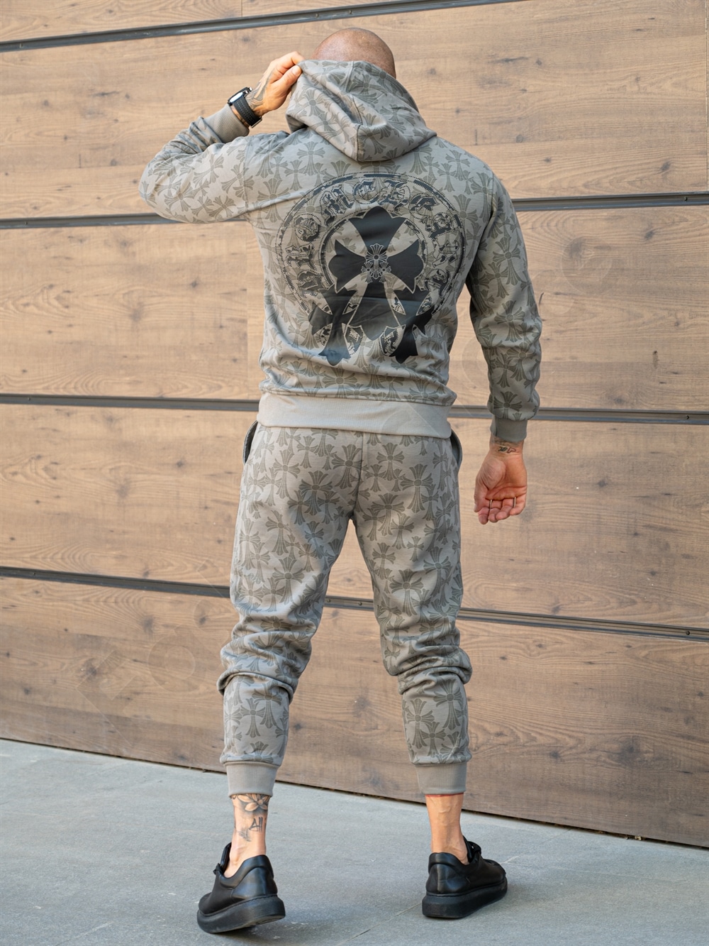 Compleu pentru barbati cu hanorac hoodie si imprimeu Cruce gotica-moca cod 6330-2